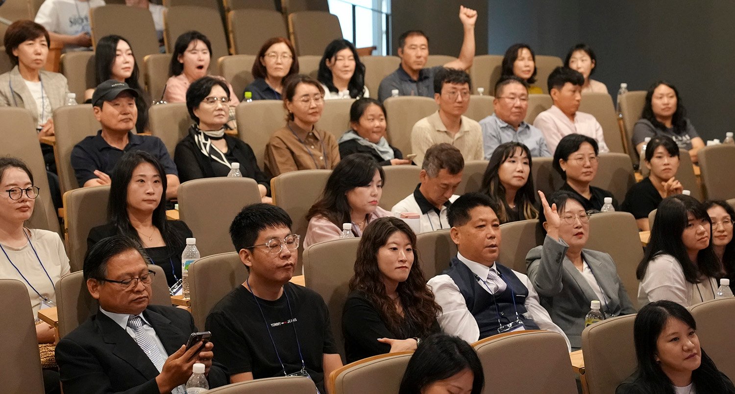 손을 들고 질문하는 원장님