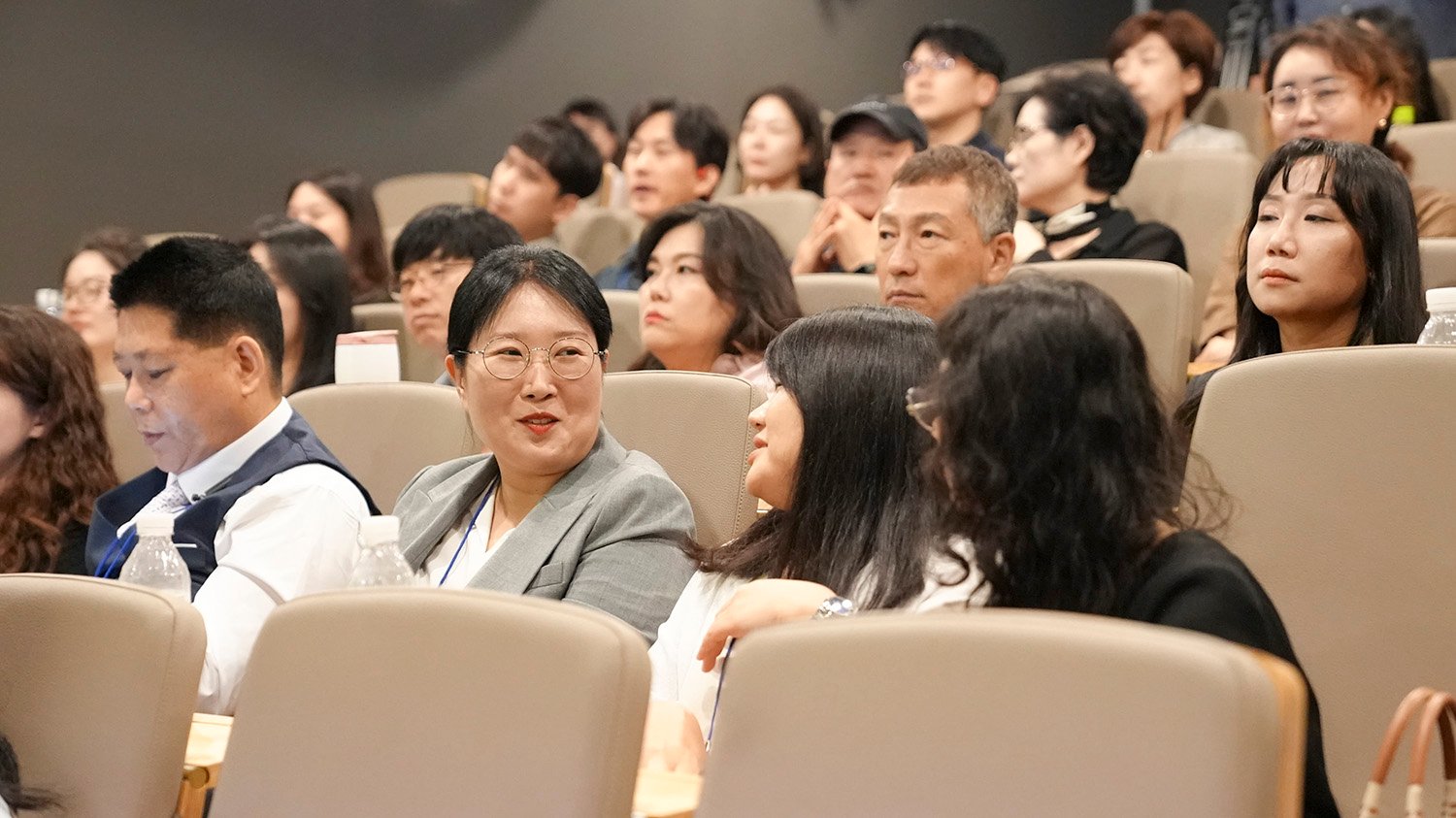밝은 표정의 세미나 참석자들